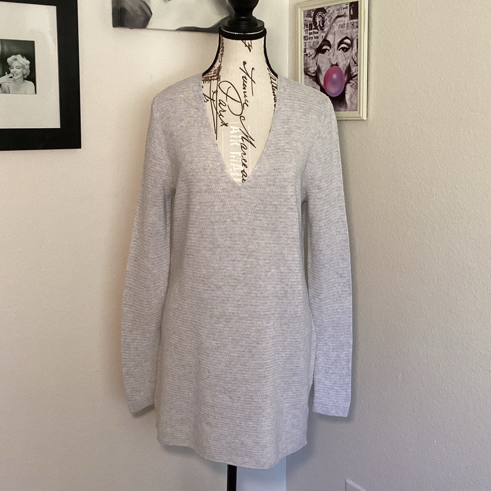Old Navy Light Gray Textured V-Neck Sweater Medium